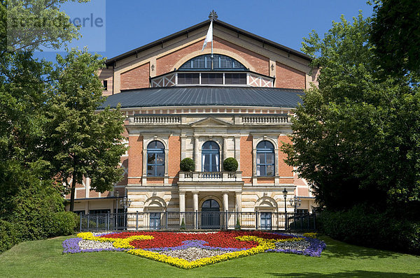 Das Festspielhaus der Wagnerfestspiele auf dem Grünen Hügel  Bayreuth  Fränkische Schweiz  Franken  Bayern  Deutschland  Europa