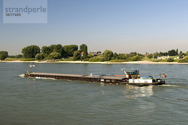 Frachtschiff auf dem Rhein bei Kaiserswerth  Düsseldorf  Rheinland  Nordrhein-Westfalen  Deutschland  Europa