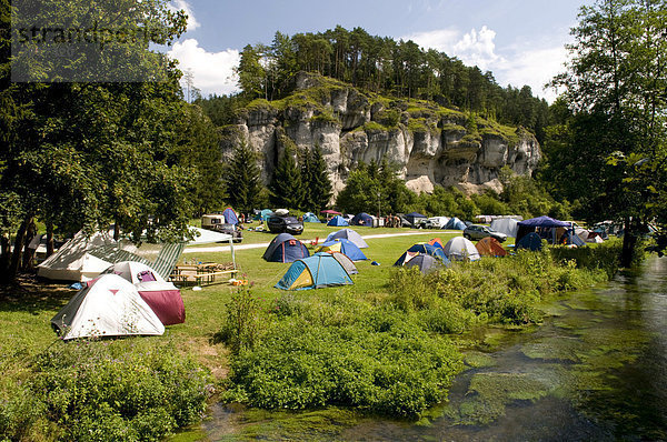 Zelte auf dem Campingplatz an der Bärenschlucht im Püttlachtal  Naturpark Fränkische Schweiz  Franken  Bayern  Deutschland  Europa