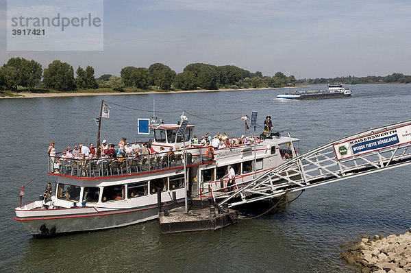 Fahrgastschiff der Weißen Flotte am Schiffsanleger Kaiserswerth  Düsseldorf  Rheinland  Nordrhein-Westfalen  Deutschland  Europa