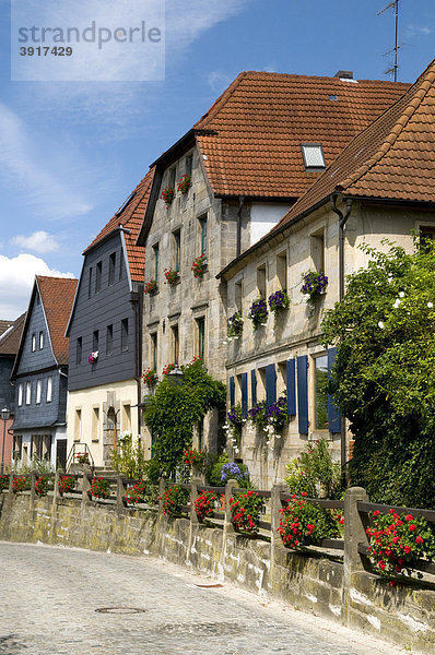 Schiefergedeckte Sandsteinhäuser säumen den Oberen Markt in Thurnau  Fränkische Schweiz  Franken  Bayern  Deutschland  Europa