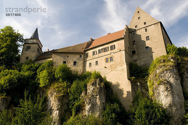 Auf einem 40m hohen Felsen thront die Burg Wiesentfels über dem Wiesenttal  Hollfeld  Fränkische Schweiz  Franken  Bayern  Deutschland  Europa