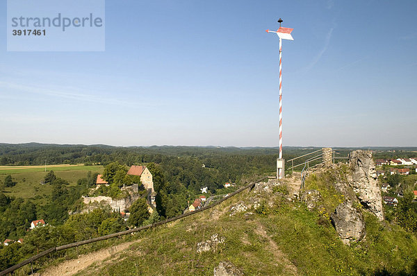 Eine Wetterfahne steht am Aussichtspunkt Hohe Warte  Pottenstein  Naturpark Fränkische Schweiz  Franken  Bayern  Deutschland  Europa