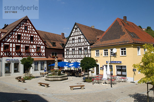 Fachwerkhäuser säumen den Marktplatz von Pottenstein  Naturpark Fränkische Schweiz  Franken  Bayern  Deutschland  Europa