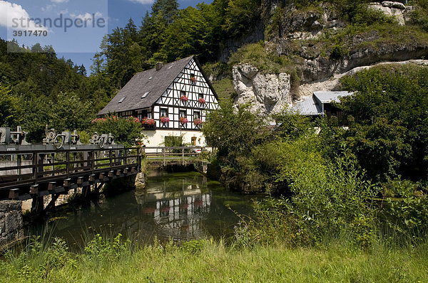 Idyllisch gelegene Wassermühle bei Pottenstein  Naturpark Fränkische Schweiz  Franken  Bayern  Deutschland  Europa
