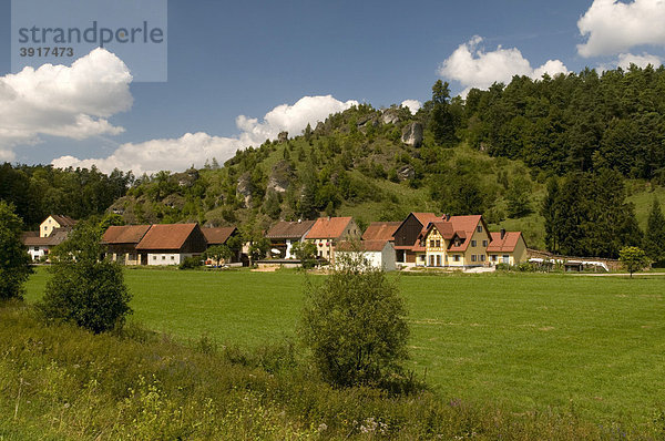 Malerisch gelegener Ort Oberailsfeld im Ahorntal  Naturpark Fränkische Schweiz  Franken  Bayern  Deutschland  Europa