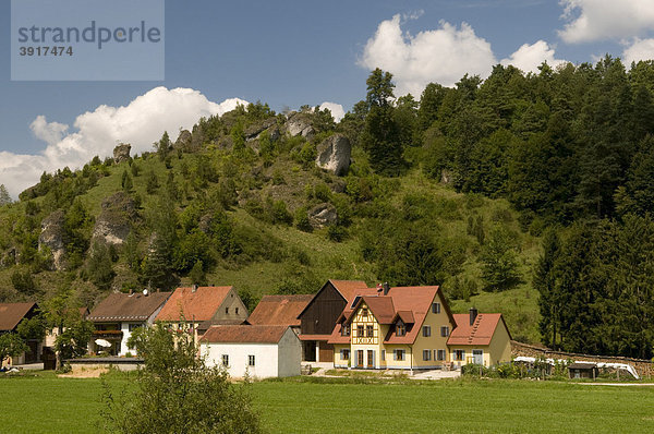Malerisch gelegener Ort Oberailsfeld im Ahorntal  Naturpark Fränkische Schweiz  Franken  Bayern  Deutschland  Europa