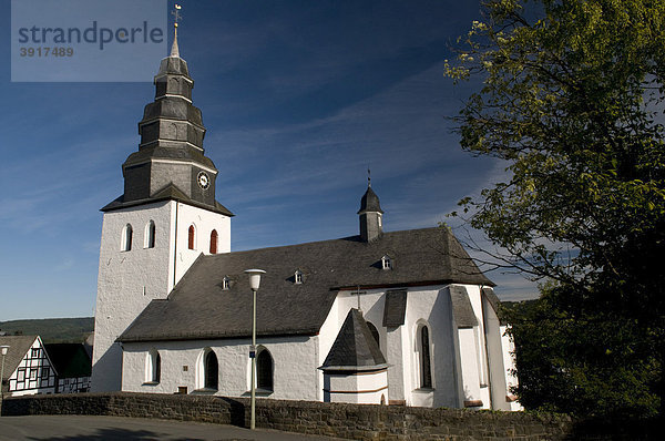 Die katholische Pfarrkirche von Eversberg  Meschede  Sauerland  Nordrhein-Westfalen  Deutschland  Europa