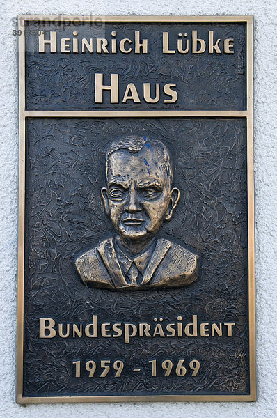 Gedenktafel und Relief am Heinrich Lübke Haus  Bundespräsident 1959-69  Meschede  Sauerland  Nordrhein-Westfalen  Deutschland  Europa