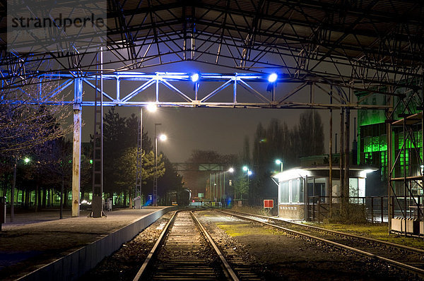 Beleuchtete Bahnhofshaltestelle im ehemaligen Hüttenwerk  Landschaftspark Duisburg Nord  Ruhrgebiet  Nordrhein-Westfalen  Deutschland  Europa