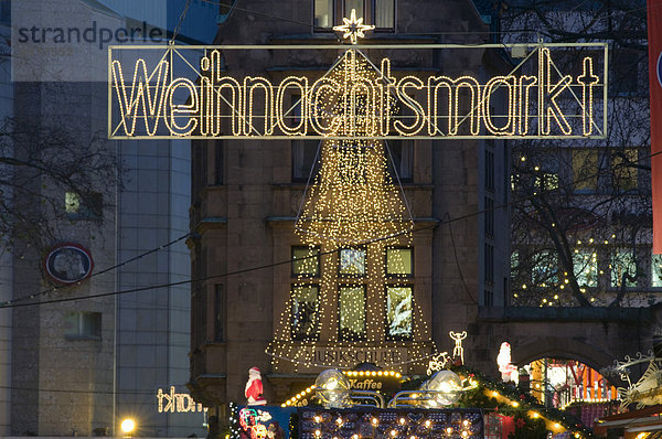 Schild mit dem Schriftzug Weihnachtsmarkt in Dortmund  Ruhrgebiet  Nordrhein-Westfalen  Deutschland  Europa Weihnachtsmarkt