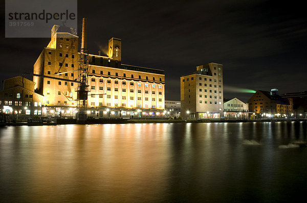 Wehrhahn-Mühle und Hafenforum im Innenhafen Duisburg bei Nacht  Ruhrgebiet  Nordrhein-Westfalen  Deutschland  Europa