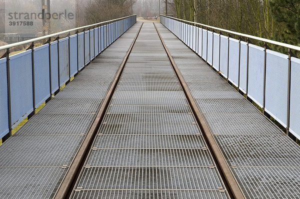 Brücke mit Schiene im Landschaftspark Duisburg Nord  Ruhrgebiet  Nordrhein-Westfalen  Deutschland  Europa