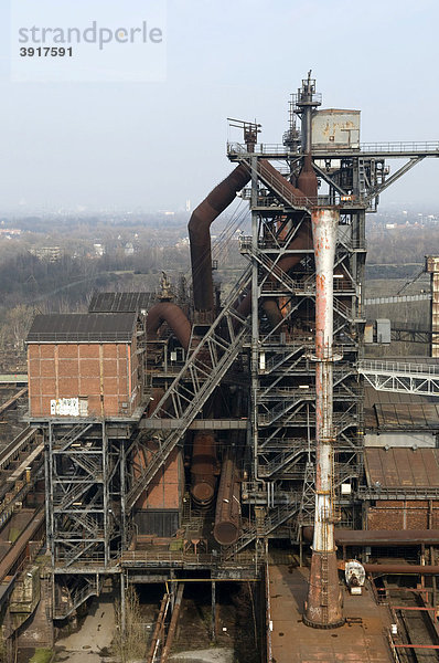 Hochofen eines ehemaligen Stahlwerks im Landschaftspark Duisburg Nord  Ruhrgebiet  Nordrhein-Westfalen  Deutschland  Europa