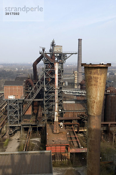 Hochofen eines ehemaligen Stahlwerks im Landschaftspark Duisburg Nord  Ruhrgebiet  Nordrhein-Westfalen  Deutschland  Europa
