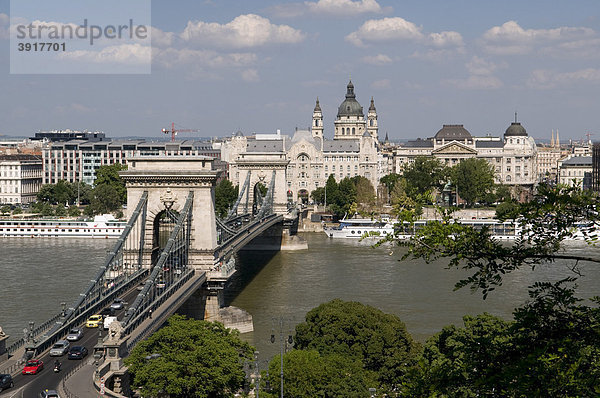 Ausblick vom Burgberg auf das Donauufer mit Kettenbrücke  Gresham-Palast und Basilika St. Stephan  Budapest  Ungarn  Europa