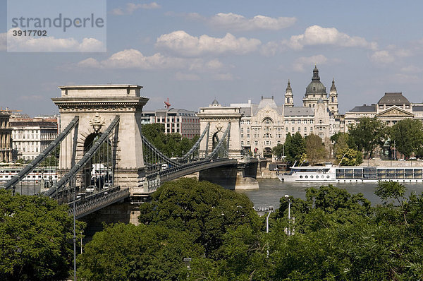Ausblick vom Burgberg auf das Donauufer mit Kettenbrücke  Gresham-Palast und St.-Stephans-Basilika  Budapest  Ungarn  Europa