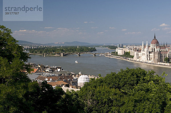 Ausblick vom Burgberg auf Donauufer mit Margareteninsel und Parlament  Budapest  Ungarn  Europa