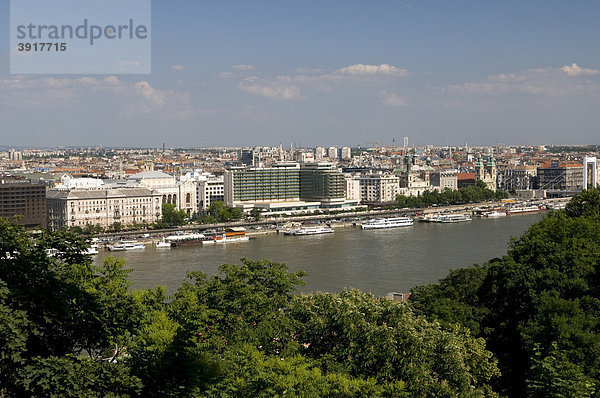 Ausblick vom Burgberg auf das Donauufer Richtung Ortsteil Pest  Budapest  Ungarn  Europa