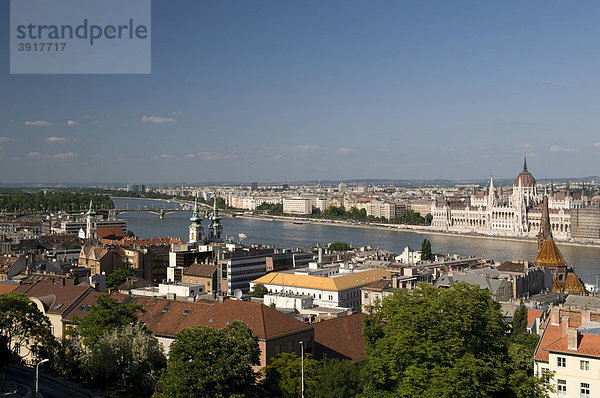 Ausblick vom Burgberg auf Donauufer und Parlament  Budapest  Ungarn  Europa