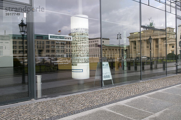 Spiegelung an Akademie der Künste  Pariser Platz  Berlin  Deutschland  Europa