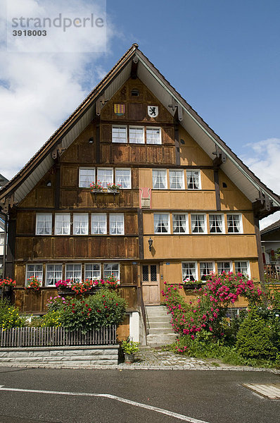 Typisches Holzhaus und Wohnhaus  Appenzell  Appenzellerland  Schweiz  Europa