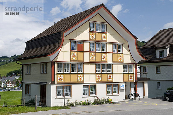 Typisches Gebäude mit Fassadenbemalung  Appenzell  Appenzellerland  Schweiz  Europa