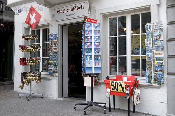 Schweizer Flagge am Geschenklädeli  Andenkengeschäft  St. Gallen  Schweiz  Europa