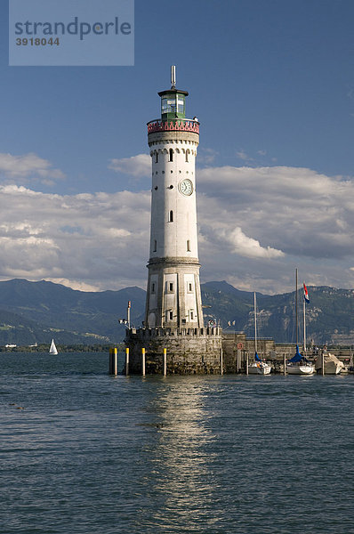 Leuchtturm an der Hafeneinfahrt von Lindau  Bodensee  Bayern  Deutschland  Europa