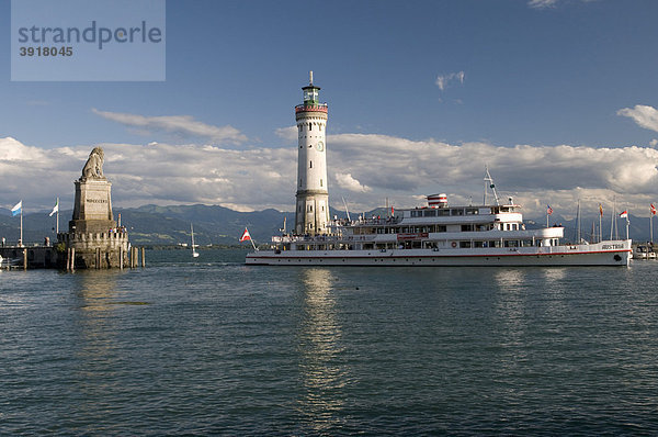 Ausflugsschiff in der Hafeneinfahrt von Lindau  Bodensee  Bayern  Deutschland  Europa