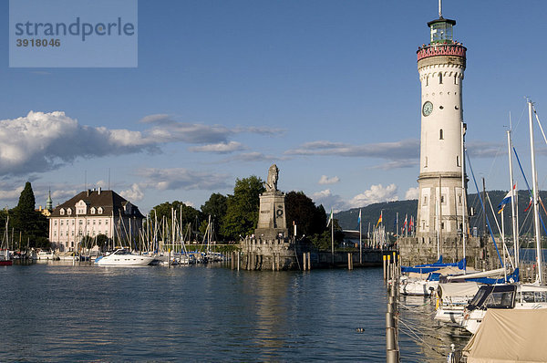 Bayerischer Löwe und Leuchtturm an der Hafeneinfahrt  Lindau  Bodensee  Bayern  Deutschland  Europa