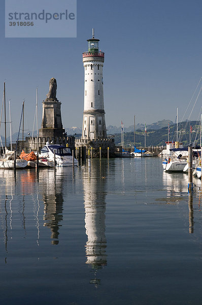 Bayerischer Löwe und Leuchtturm an der Hafeneinfahrt  Lindau  Bodensee  Bayern  Deutschland  Europa