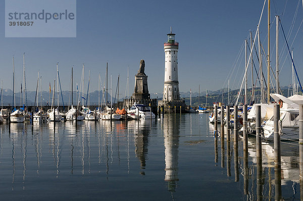 Bayerischer Löwe und Leuchtturm an der Hafeneinfahrt  Lindau  Bodensee  Bayern  Deutschland  Europa
