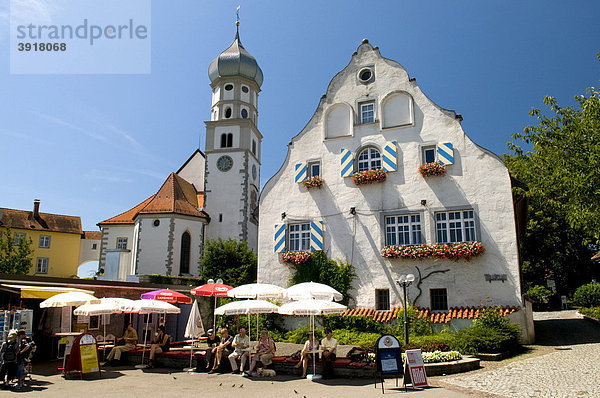 Pfarrkirche und Gaststätte in Wasserburg  Bodensee  Bayern  Deutschland  Europa