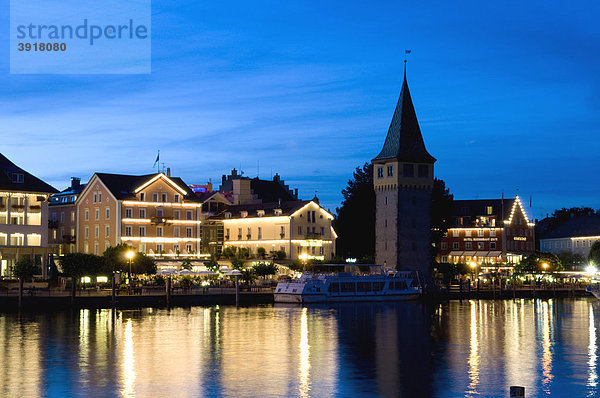 Beleuchtete Gebäude und Mangturm am Hafen  Lindau  Bodensee  Bayern  Deutschland  Europa