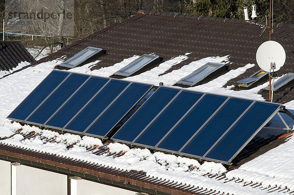 Dach mit Solarzellen und Schneeresten  Bayerisch Eisenstein  Bayerischer Wald  Bayern  Deutschland  Europa