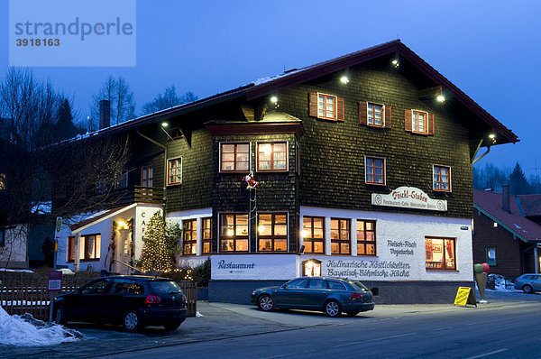 Restaurant und Weinstube in der Dämmerung  Bayerisch Eisenstein  Bayerischer Wald  Bayern  Deutschland  Europa