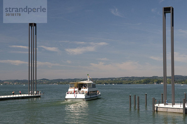 Leuchttürme und Schiff an der Hafeneinfahrt von Bregenz  Bodensee  Vorarlberg  Österreich  Europa