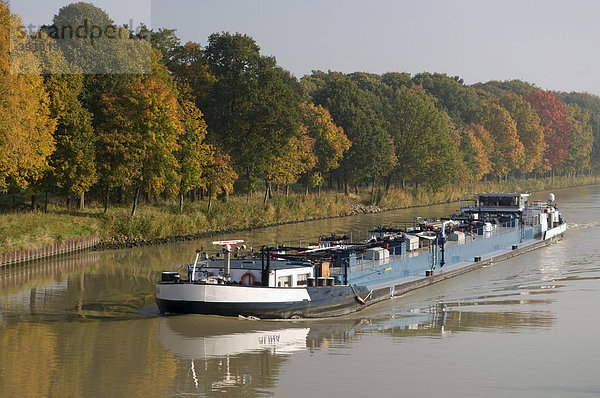 Frachtschiff auf dem Dortmund-Ems-Kanal  Münsterland  Nordrhein-Westfalen  Deutschland  Europa