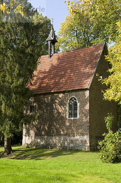 Kapelle bei Burg Vischering  Lüdinghausen  Münsterland  Nordrhein-Westfalen  Deutschland  Europa