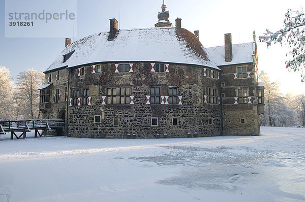 Wasserburg Burg Vischering im Winter  Lüdinghausen  Münsterland  Nordrhein-Westfalen  Deutschland  Europa