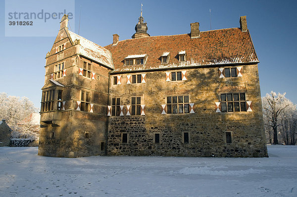 Wasserburg Burg Vischering im Winter  Lüdinghausen  Münsterland  Nordrhein-Westfalen  Deutschland  Europa