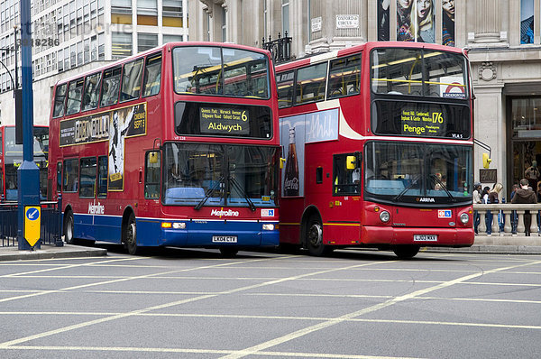 Typische englische Busse in der Oxford Street  London  England  Großbritannien  Europa