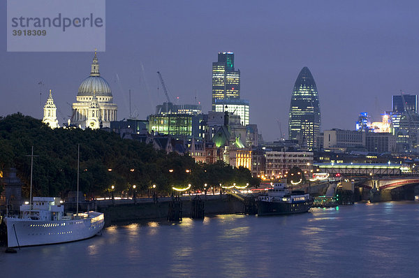 Skyline der City of London bei Nacht  St. Paul's Cathedral  Swiss Re Hochhaus  London  England  Großbritannien  Europa