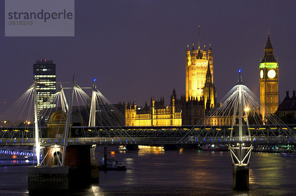 Hungerford Bridge  Houses of Parliament und Big Ben bei Nacht  London  England  Großbritannien  Europa