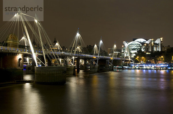 Hungerford Bridge und Bahnhof Charing Cross Station bei Nacht  London  England  Großbritannien  Europa