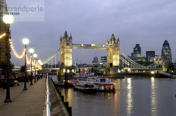 Tower Bridge und Themse bei Nacht  London  England  Großbritannien  Europa