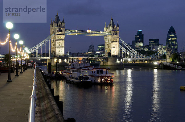 Tower Bridge und Themse bei Nacht  London  England  Großbritannien  Europa