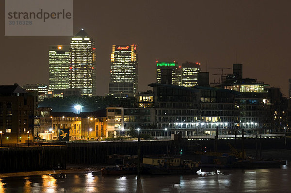 Docklands mit Canary Wharf Tower bei Nacht  London  England  Großbritannien  Europa