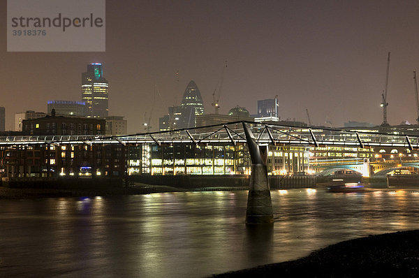 Millennium Bridge über der Themse bei Nacht  London  England  Großbritannien  Europa